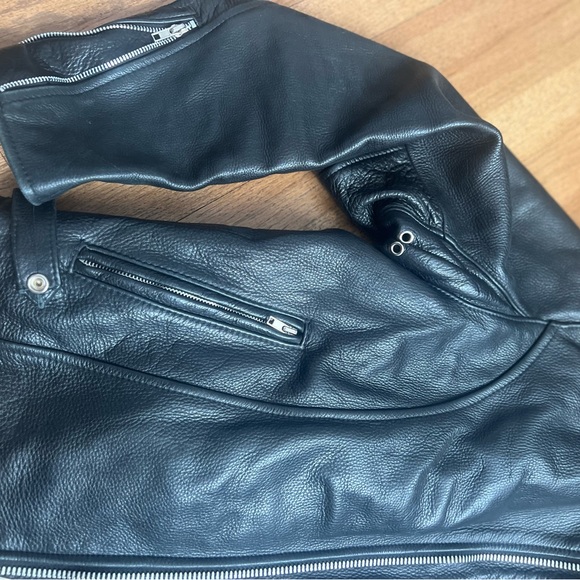 Amazing quality leather motorcycle jacket with beautiful details. - Picture 5 of 7